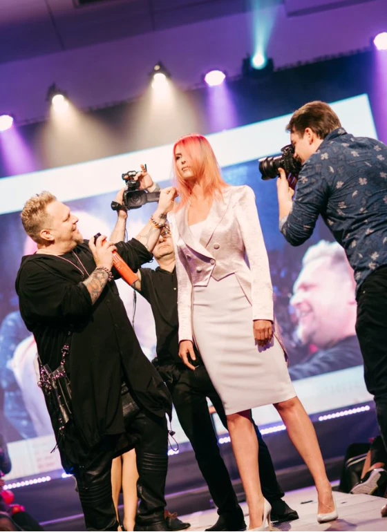 Matrix školiteľ s ružovovlasou modelkou.