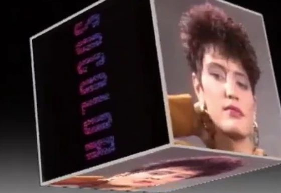 Retro vizuál Matrix s modelkou a farbiacim radom SoColor